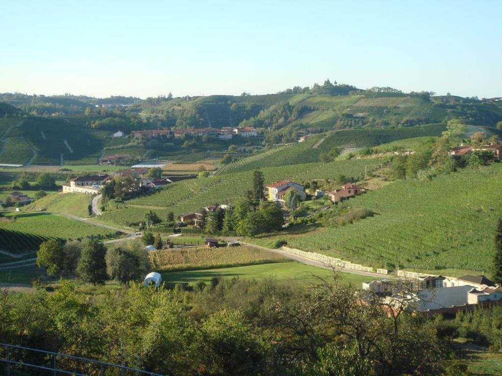 モンテーウ・ロエーロ Agriturismo Cascina Vronaヴィラ エクステリア 写真