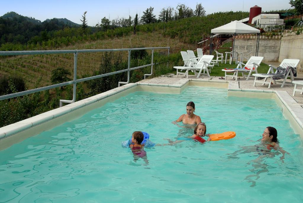 モンテーウ・ロエーロ Agriturismo Cascina Vronaヴィラ エクステリア 写真
